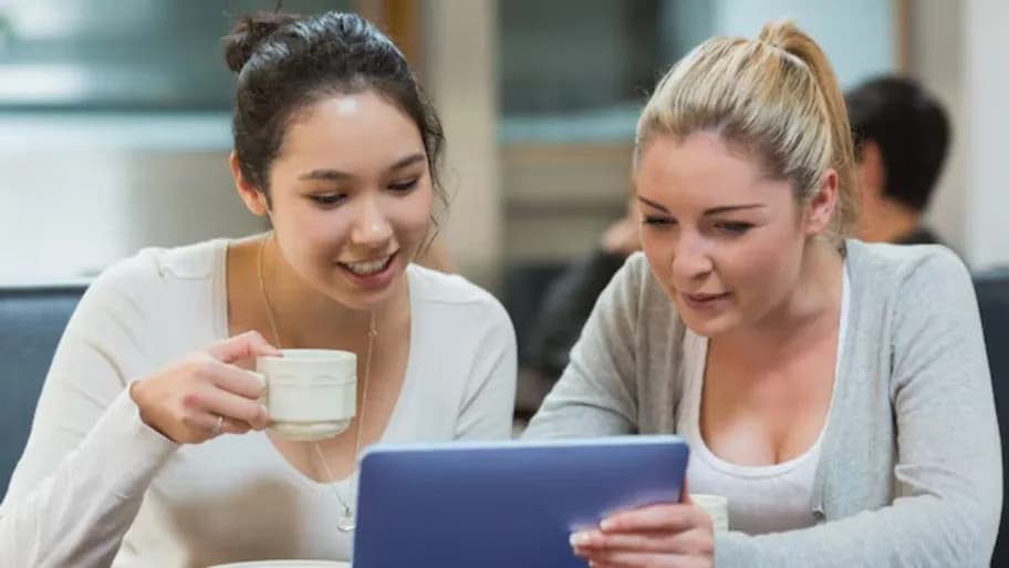 Two women having a discussion about egg freezing options over coffee.